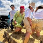 Un grupo de los funcionarios de las empresas aportantes del proyecto, junto con una wayuu, metidos dentro de un lodo, jugando para recibir energías positivas