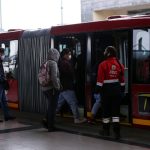 Desarticulan banda dedicada al robo de celulares mediante cosquilleo en TransMilenio La Policía Metropolitana de Bogotá logró la captura de tres personas en flagrancia y la aprehensión de un menor de edad por el delito de hurto. Los sujetos fueron sorprendidos robando un celular bajo la modalidad de cosquilleo en una estación de TransMilenio, ubicada en la Avenida 68.