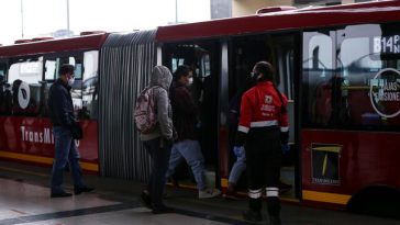 Desarticulan banda dedicada al robo de celulares mediante cosquilleo en TransMilenio La Policía Metropolitana de Bogotá logró la captura de tres personas en flagrancia y la aprehensión de un menor de edad por el delito de hurto. Los sujetos fueron sorprendidos robando un celular bajo la modalidad de cosquilleo en una estación de TransMilenio, ubicada en la Avenida 68.