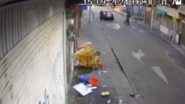 EN VIDEO: Conductor borracho destruyó el puesto de una vendedora informal en Kennedy Tras destrozar el carrito de la señora Carmen, el sujeto se dio a la fuga.