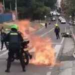 EN VIDEO: Encapuchados casi queman a dos policías en inmediaciones de la Universidad Distrital En video quedó registrado el momento en el que encapuchado por poco incendian la motocicleta en la que se movilizaban dos policías.