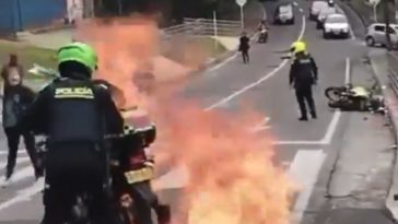 EN VIDEO: Encapuchados casi queman a dos policías en inmediaciones de la Universidad Distrital En video quedó registrado el momento en el que encapuchado por poco incendian la motocicleta en la que se movilizaban dos policías.