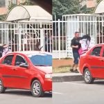 EN VIDEO: Hombre golpeó a su pareja y destruyó un carro en medio de un ataque de celos en Engativá Ante la mirada de varios estudiantes, un agresivo hombre golpeó a su pareja sentimental y destruyó el carro en el que se movilizaban, con la excusa de que ella le había sido infiel.