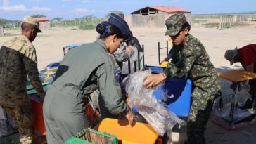 Instantes cuando soldados bajan del vehículo los pupitres que hicieron entrega para beneficiar a estudiantes de Maicao y Uribia.