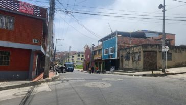 Esta es la identidad del hombre que fue asesinado frente a un bar de San Cristóbal En medio de una tarde de risas, alegrías y tragos, Osnay Berrio Rocha fue atacado mortalmente por un sujeto que, a plena luz del día, lo hirió con un cuchillo en la esquina de la Calle 47 sur con Carrera 3 Este. Osnay, un hombre trabajador y padre de un hijo, perdió la vida en este violento suceso.Berrio, quien se ganaba la vida como obrero, se encontraba en un bar ubicado en las montañas del barrio Canadá Güira (en San Cristóbal), cuando, aparentemente, se desató una riña que terminó dejándolo gravemente herido la tarde del domingo.