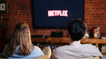 Estos televisores dejarán de ser compatibles con Netflix en septiembre A partir de septiembre de 2024, varios modelos de televisores de marcas reconocidas como Toshiba, Sony y Samsung ya no serán compatibles con Netflix. Si un usuario ve el mensaje "Netflix ya no está disponible en este dispositivo", significa que el aparato ha quedado fuera de la lista de dispositivos compatibles.