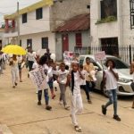 Los amigos de Marlon marcharon por una hora Dibulla y terminaron en la plaza del pueblo pidiendo justicia.