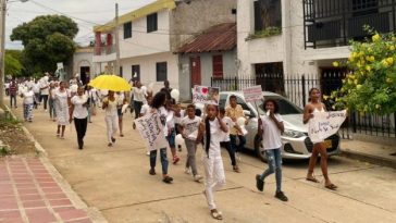 Los amigos de Marlon marcharon por una hora Dibulla y terminaron en la plaza del pueblo pidiendo justicia.