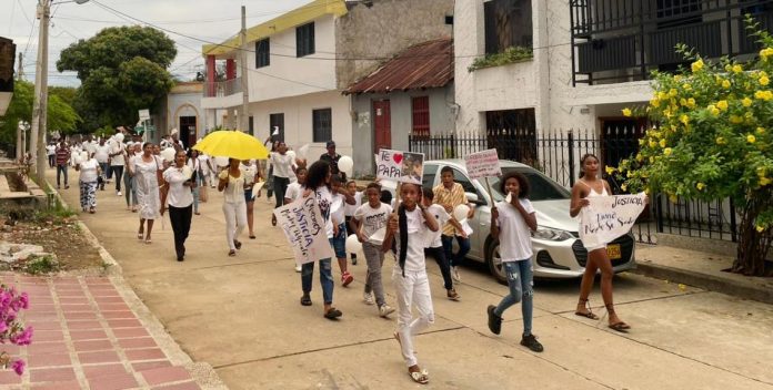 Los amigos de Marlon marcharon por una hora Dibulla y terminaron en la plaza del pueblo pidiendo justicia.