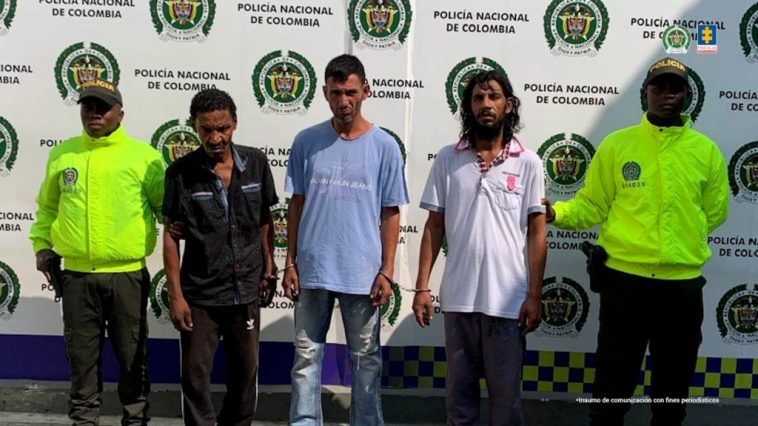 En la fotografía se aprecian de pie y en hilera a Jhon Edwar Gallego Ortiz, Jhon Jairo Martínez Solís y José Eduardo Castañeda Buitrago. Uno de ellos vista camisa de manga corta y pantalón de color negro, así como zapatos rojos. Otro viste camiseta de manga corta azul clara, jean azul desgastado y zapatos negros; un tercero viste camiseta de manga corta blanca con apliques rojos en cuello y mangas, así como pantalón oscuro y pantuflas. A los extremos de ellos hay uniformados de la Policía Nacional. Detrás de ellos hay un pendón institucional de la Policía.