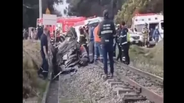 Fuerte accidente entre el Tren de la Sabana y vehículo particular en Bogotá