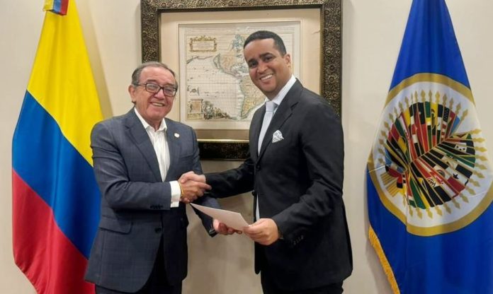 El gobernador de La Guajira, Jairo Aguilar Deluque, en dialogo con Luis Ernesto Vargas, Embajador de Colombia ante la OEA.