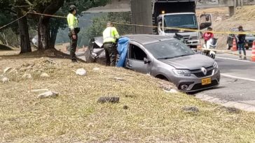 Grave accidente causó la muerte de una mujer y dejó a 3 personas heridas en Soacha Autoridades investigan fatal accidente en la vía Canoas, ubicada en el municipio de Soacha. En el siniestro una mujer falleció.