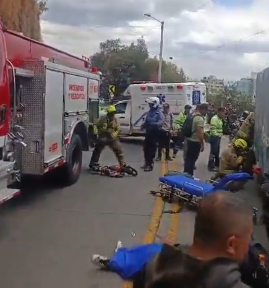 Grave accidente en la vía Bogotá-La Calera dejó un muerto Este miércoles se registró un impactante accidente de tránsito entre un motociclista y un camión, en el kilómetro 1 en la vía Bogotá - La Calera, en la localidad de Chapinero.