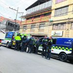 Hombre fue asesinado en Puente Aranda: su pareja lo habría apuñalado Conmocionados se encuentran los vecinos del barrio Galán, en la localidad de Puente Aranda, debido a que este sábado en la mañana se presentó un asesinato en plena vía pública.