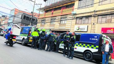 Hombre fue asesinado en Puente Aranda: su pareja lo habría apuñalado Conmocionados se encuentran los vecinos del barrio Galán, en la localidad de Puente Aranda, debido a que este sábado en la mañana se presentó un asesinato en plena vía pública.