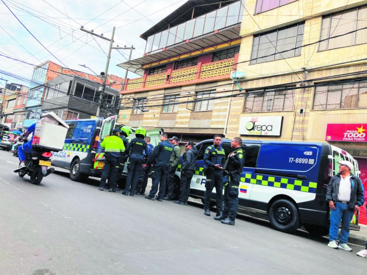 Hombre fue asesinado en Puente Aranda: su pareja lo habría apuñalado Conmocionados se encuentran los vecinos del barrio Galán, en la localidad de Puente Aranda, debido a que este sábado en la mañana se presentó un asesinato en plena vía pública.