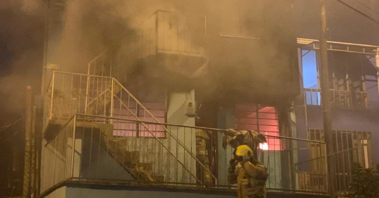 Incendio en una vivienda del barrio Las Colinas dejó una persona muerta y dos bomberos lesionados