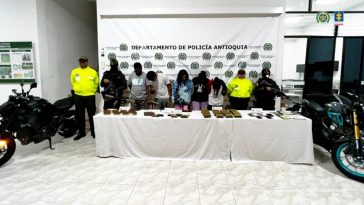 En la fotografía están los 2 hombres y las 3 mujeres capturados con armas de corto y largo alcance en  municipio de Barbosa (Antioquia)