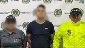 En la imagen aparece una persona detenida entre dos uniformados de la Policía y el CTI.