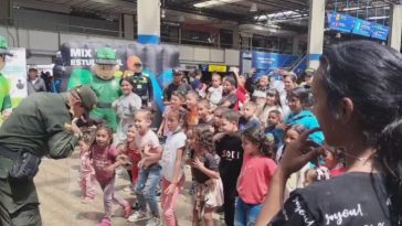 Policía alegró el día de mil niños que se encuentran esperando en el Terminal del Salitre En una jornada llena de alegría y color, la Policía de Infancia y Adolescencia llevó a cabo una actividad recreativa en el Terminal del Salitre, beneficiando a cerca de mil niños que esperan ansiosos por viajar.