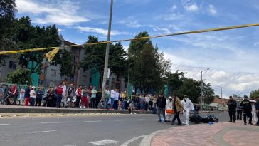 Presunto ladrón que murió en Kennedy tenía 26 años: esta es su identidad Un llanto desgarrador fue lo que se escuchó ayer en la mañana cuando una madre llegó a ver a su hijo sin signos vitales que yacía tendido en vía pública del barrio Nuevo Techo de la localidad de Kennedy. “Yo escuché como cuatro tiros y cuando vimos era que el de la moto estaba en el suelo y el que lo acompañaba huyó del sitio, todo fue muy confuso, pero dicen que eran ladrones”, señaló ayer una vecina del sector.