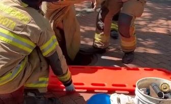 Rescatan a habitante de calle que vive en una alcantarilla de Bogotá: estaba agonizando Todo el proceso de rescate de este reconocido habitante de calle quedó documentado. Los Bomberos tuvieron que auxiliarlo.