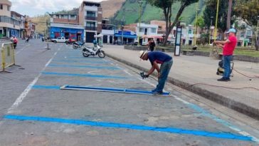 Sandoná implementa zonas azules en el parque principal para mejorar la movilidad