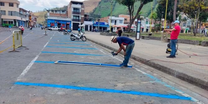 Sandoná implementa zonas azules en el parque principal para mejorar la movilidad