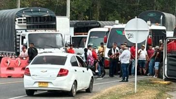 Transportadores bloquean la vía Panamericana en Popayán por alza del diésel