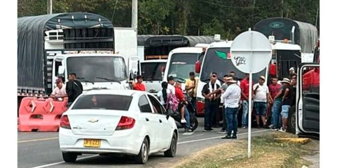 Transportadores bloquean la vía Panamericana en Popayán por alza del diésel