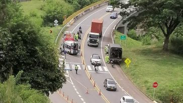 Un polizón falleció tras caer de un tractocamión en la vía de Pacífico Tres