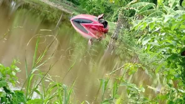 Vehículo Cae en Represa en Momil