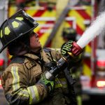 ¡Tragedia! Cuatro personas murieron en un grave incendio En la mañana de este viernes, 6 de septiembre, una tragedia se registró en una vivienda de tres pisos en Cali, ubicada en el barrio El Guabal, donde un incendio cobró la vida de cuatro personas mientras que un bebé logró ser rescatado.