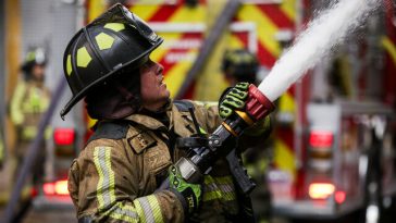 ¡Tragedia! Cuatro personas murieron en un grave incendio En la mañana de este viernes, 6 de septiembre, una tragedia se registró en una vivienda de tres pisos en Cali, ubicada en el barrio El Guabal, donde un incendio cobró la vida de cuatro personas mientras que un bebé logró ser rescatado.