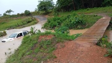 ¡Tremendo susto! Camioneta fue rescatada tras ser arrastrada por una quebrada crecida en Puerto Libertador