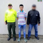 El capturado se encuentra de frente y en custodia por un servidor del Cuerpo Técnico de Investigación (CTI) y un uniformado de la Policía Nacional.