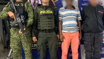 En la fotografía aparece el capturado junto a un servidor del CTI, un integrante de la Policía Nacional y un soldado del Gaula Militar.  En la parte superior está un banner del Gaula Militar.