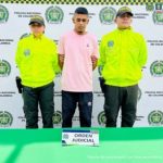 En la fotografía se aprecia de pie y con los brazos atrás a Jeferson Marín Uchima, alias Piolín. Viste  camiseta de manga corta de color rosado y pantalón negro. Usa barba tipo ‘chivera’. A sus extremos hay uniformados de la Policía Nacional. Delante de ellos hay una superficie verde y sobre ella un letrero que dice: ‘Orden judicial’. Detrás de ellos hay un pendón institucional de la Policía.