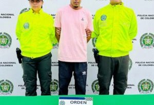 En la fotografía se aprecia de pie y con los brazos atrás a Jeferson Marín Uchima, alias Piolín. Viste  camiseta de manga corta de color rosado y pantalón negro. Usa barba tipo ‘chivera’. A sus extremos hay uniformados de la Policía Nacional. Delante de ellos hay una superficie verde y sobre ella un letrero que dice: ‘Orden judicial’. Detrás de ellos hay un pendón institucional de la Policía.