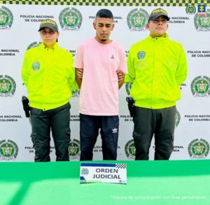 En la fotografía se aprecia de pie y con los brazos atrás a Jeferson Marín Uchima, alias Piolín. Viste  camiseta de manga corta de color rosado y pantalón negro. Usa barba tipo ‘chivera’. A sus extremos hay uniformados de la Policía Nacional. Delante de ellos hay una superficie verde y sobre ella un letrero que dice: ‘Orden judicial’. Detrás de ellos hay un pendón institucional de la Policía.