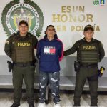 En la fotografía aparecen los seis capturados junto a uniformados de la Policía Nacional