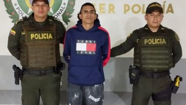 En la fotografía aparecen los seis capturados junto a uniformados de la Policía Nacional