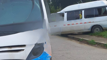 Accidente entre busetas en Aguas Negras deja daños materiales y heridos leves