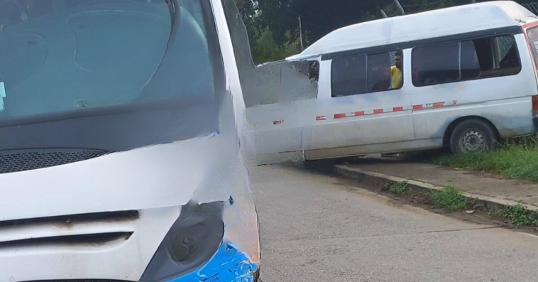 Accidente entre busetas en Aguas Negras deja daños materiales y heridos leves