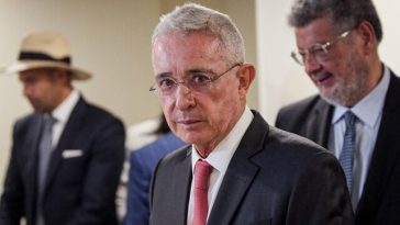 Álvaro Uribe se retiró de audiencia en su contra alegando falta de garantías Lo hizo luego de no querer responder si se declaraba inocente o culpable. Argumentando falta de garantías porque que dijo sentirse prácticamente condenado y sin posibilidad de presentar pruebas a su favor, porque la juez no aceptó una nueva solicitud de aplazamiento.