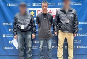 En la fotografía aparece el procesado con dos servidores del CTI a los lados