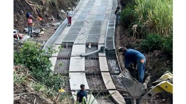 placa huella en la vía Alto Jiménez