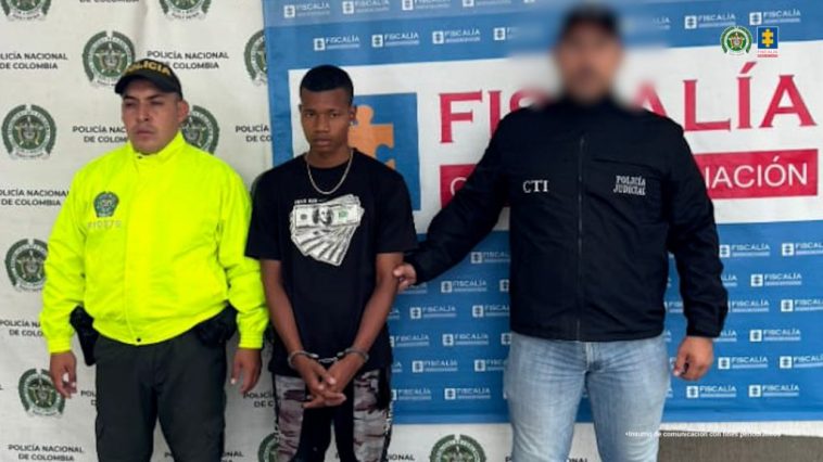 En la fotografía aparece el capturado junto a un servidor del CTI y un integrante de la PolicíaNacional. En la parte superior está un banner de la Policía Nacional.