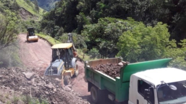 Carreteras de Oporapa son reparadas con maquinaria particular 